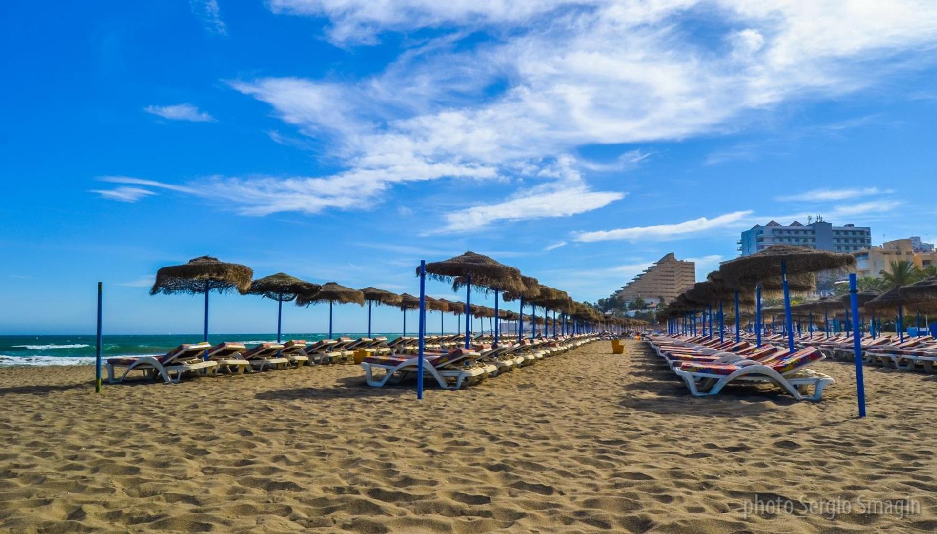 Apartamentos Los Cisnes - 2º Linea De Playa - Perfecta Ubicacion Benalmádena Eksteriør billede