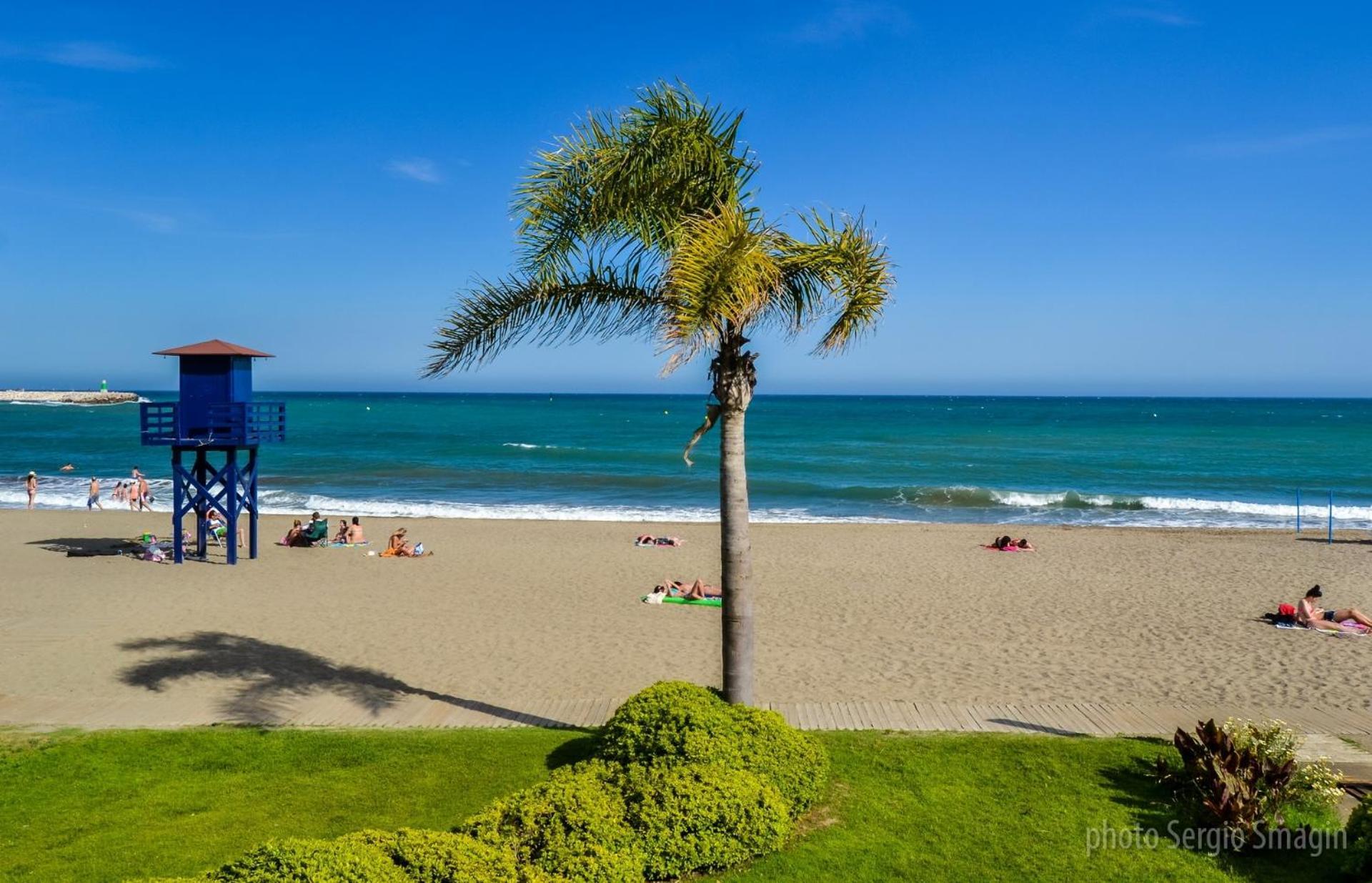 Apartamentos Los Cisnes - 2º Linea De Playa - Perfecta Ubicacion Benalmádena Eksteriør billede